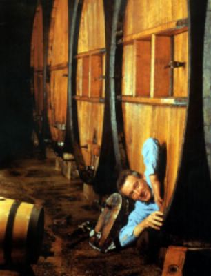 Michel Dietrich bei der Innenreinigung eines Holzfasses